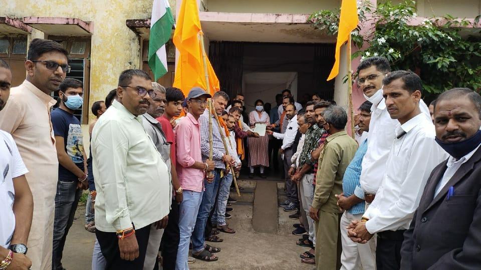 देश विरोधी गतिविधियों को लेकर बागली में हिंदू संगठनों ने बाइक रैली निकाल, जलाया पाकिस्तान का झंडा