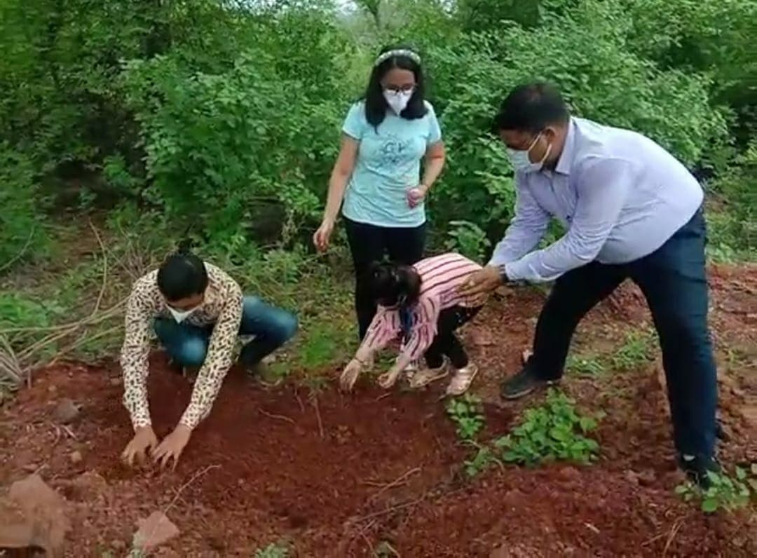 Gwalior News: मासूमों ने नन्हे हाथों से रोपे पौधे, समझाया पेड़ों का महत्व