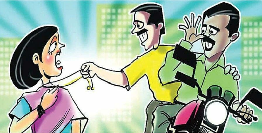 Dabra news: चोरों के हौसले बुलंद, सरेराह महिला की चेन झपटकर की लूट, मामला CCTV में कैद