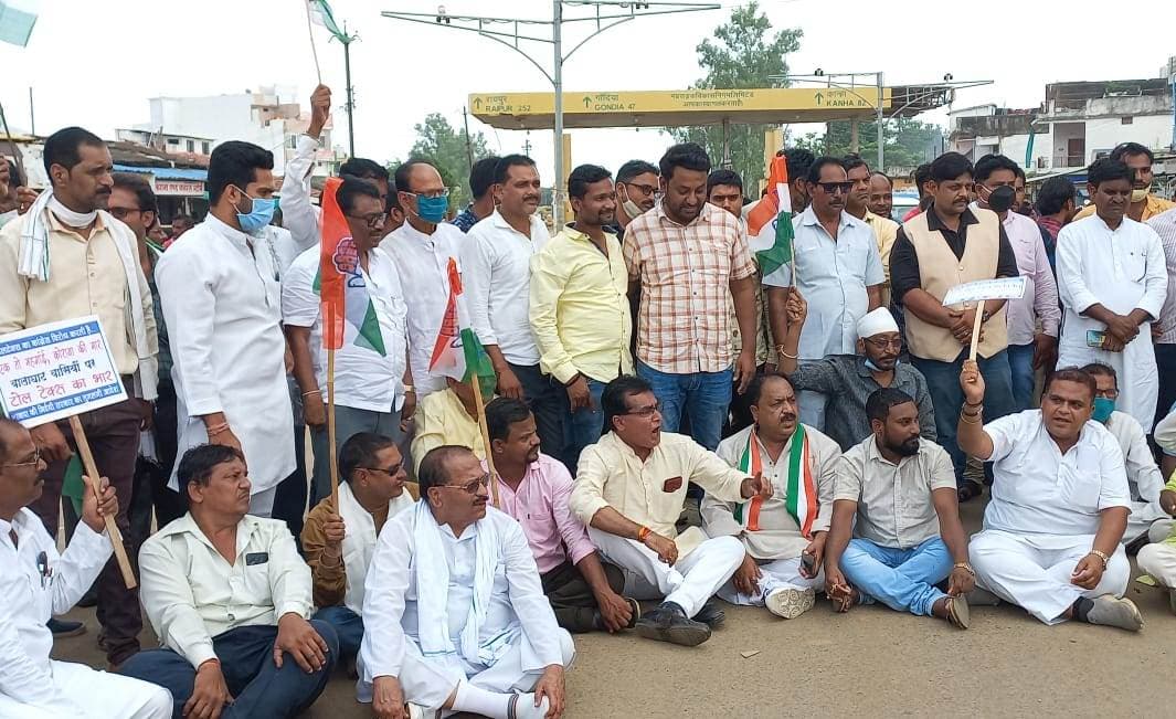 Balaghat: टोल टैक्स के खिलाफ कांग्रेस ने बोला हल्ला, चक्काजाम कर जताया विरोध