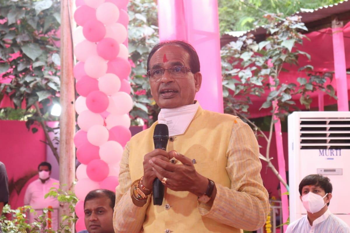 इंदौर पहुंचे सीएम शिवराज, वैक्सीनेशन को लेकर दी समझाइश