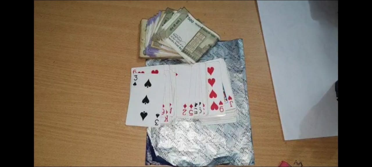 दमकल विभाग के कर्मचारी बुझा रहे थे नोटों की आग, पुलिस ने फेरा पानी, की जुए की फड़ पर छापामार कार्रवाई