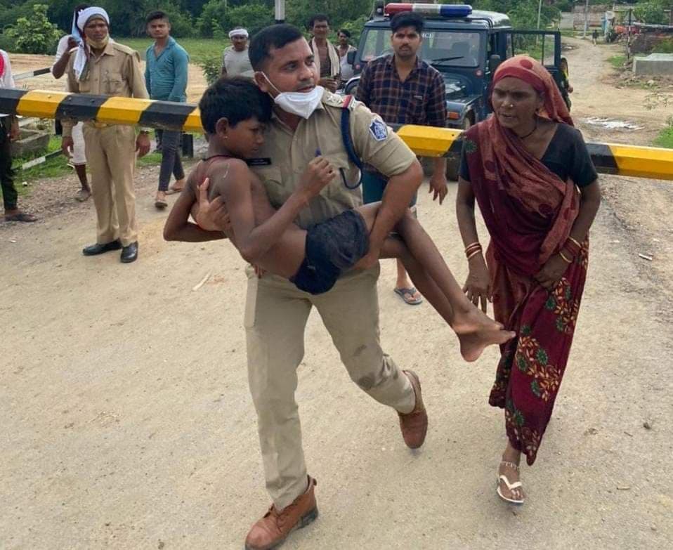 Datia News : फरिश्ता बन डूबते बच्चे की चिरुला थाना प्रभारी ने बचाई जान