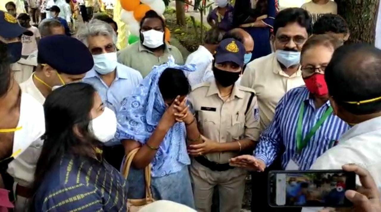 रोते हुए शिक्षा मंत्री के पैरों में गिरी महिलाएँ, तीन साल से नियुक्ति का इंतजार