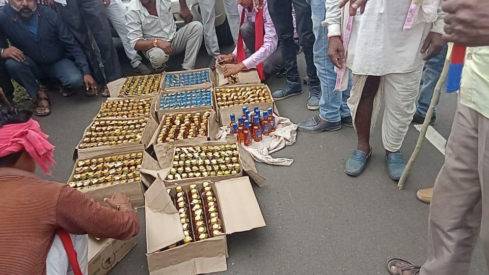 Sagar : भगवती मानव कल्याण संगठन ने पकड़ी 12 पेटी अवैध शराब, सुरखी पुलिस की कार्यप्रणाली पर उठे सवाल
