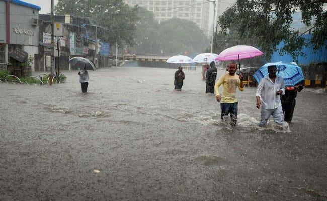 UP Weather: मौसम में बड़ा बदलाव, 2 दर्जन से जिलों में गरज चमक के साथ भारी बारिश की चेतावनी, जानें विभाग का पूर्वानुमान