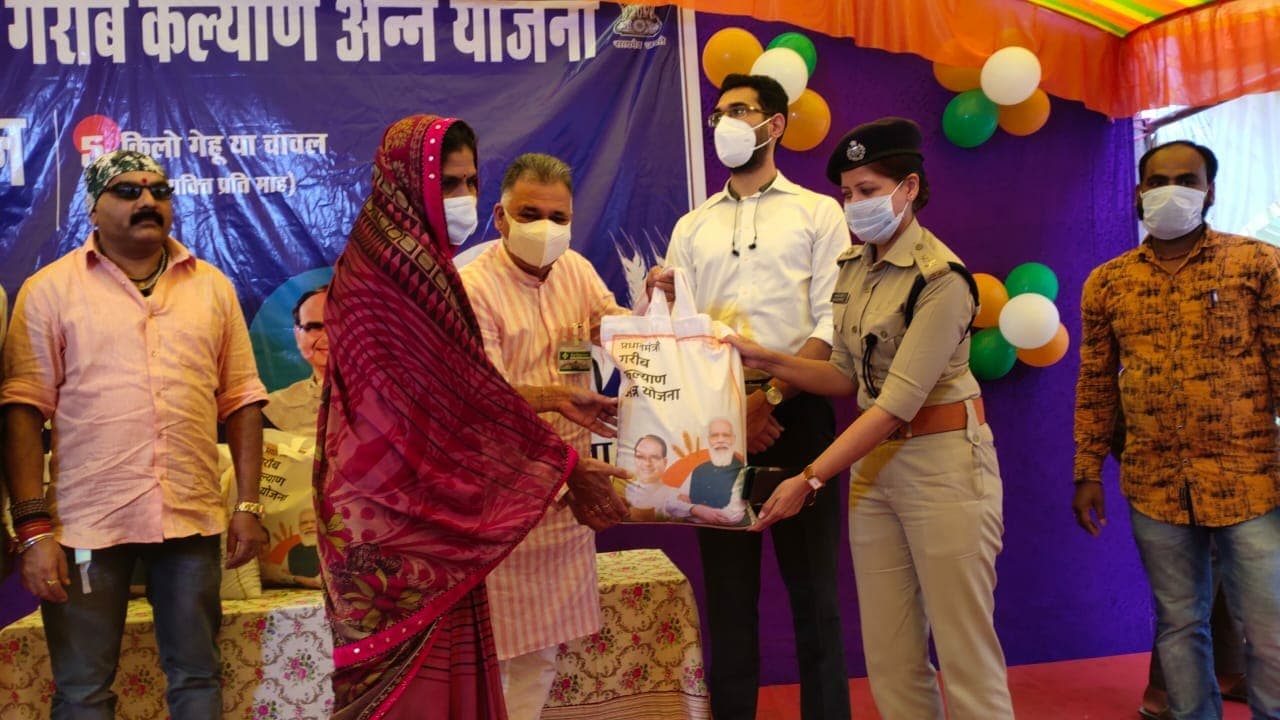 Betul news: प्रभारी मंत्री इंदर सिंह परमार ने अन्न उत्सव कार्यक्रम के दौरान हितग्राहियों को बांटा नि:शुल्क राशन