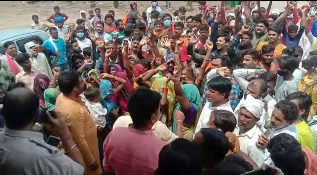 बजरंग दल के कार्यकर्ताओं ने किया थाने का घेराव, अस्पताल प्रबंधन पर लगाया बदसलूकी का आरोप