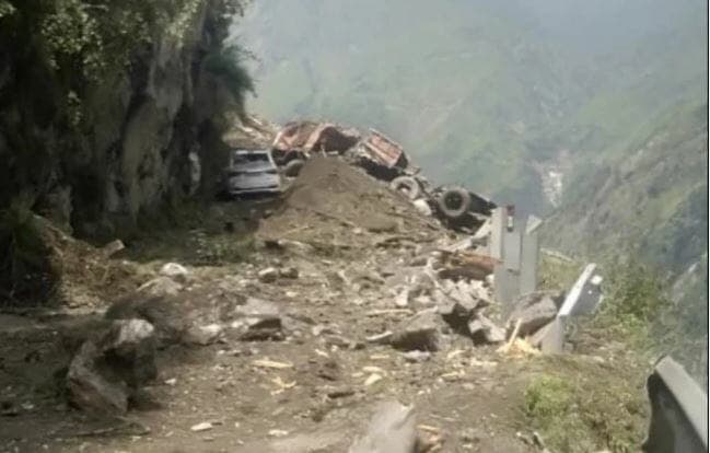 VIDEO: चलती बस पर गिरी चट्टानें, मलबे में दबे कई लोग, रेस्क्यू जारी, सेना को बुलाया