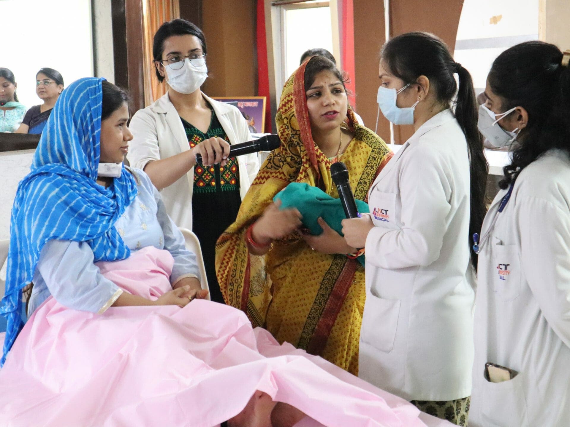 LN Medical College में विश्व स्तनपान जागरुकता अभियान, संदेशों के साथ बनाये गए पोस्टर