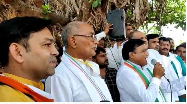 VIDEO: सिंधिया के इलाके मे दिग्विजय सिंह, बाढ को लेकर सरकार और प्रशासन को घेरा