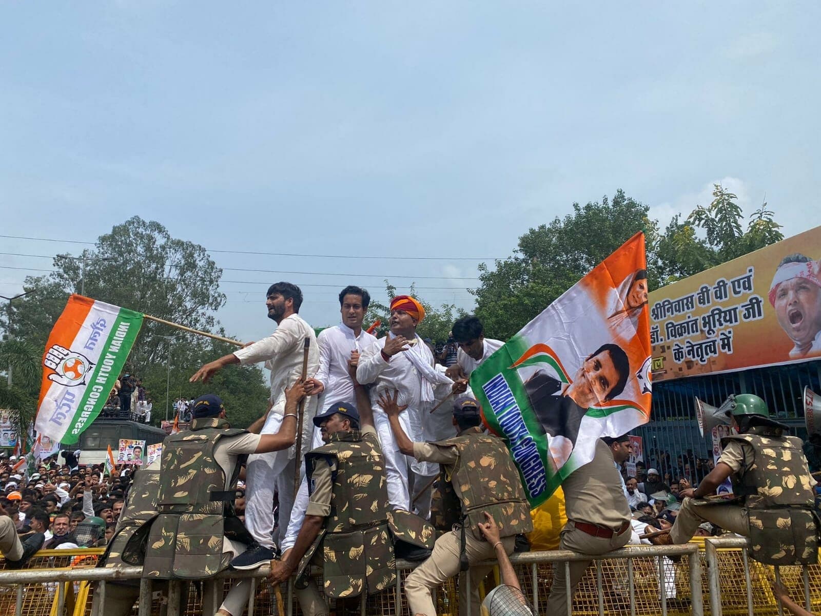 MP : महंगाई के विरोध में सीएम हाउस का घेराव करने पहुंचे युवा कांग्रेस, पुलिस ने किया लाठी चार्ज, कई नेता गिरफ्तार