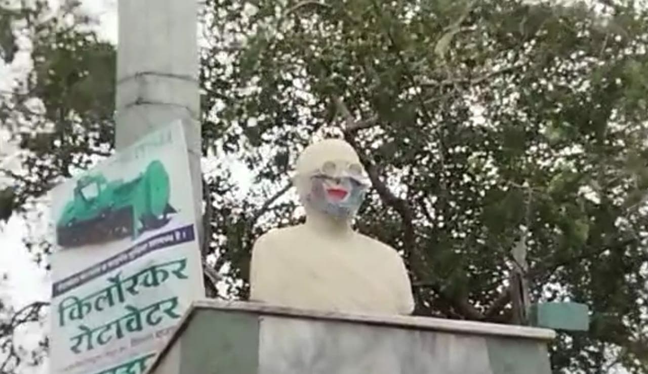 Indore News: महात्मा गांधी की प्रतिमा पर किसी अज्ञात ने लगाया मास्क, बना चर्चा का विषय
