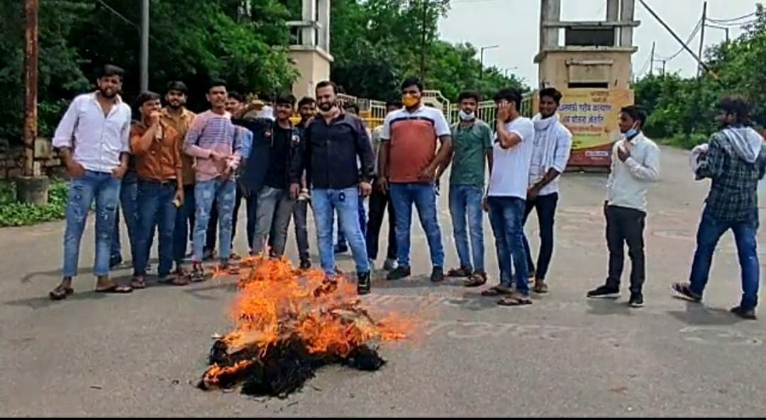 Gwalior News : छात्रों ने जलाये कुलपति और डिप्टी रजिस्ट्रार के पुतले, ये है कारण