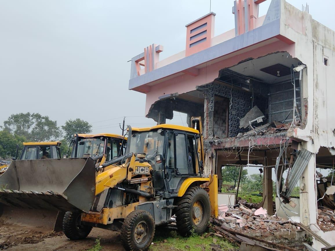 खंडवा जहरीली शराब कांड मामले में प्रशासन की कार्रवाई, कालका के होटल पर चला बुलडोजर, शराब माफियाओं में हड़कंप