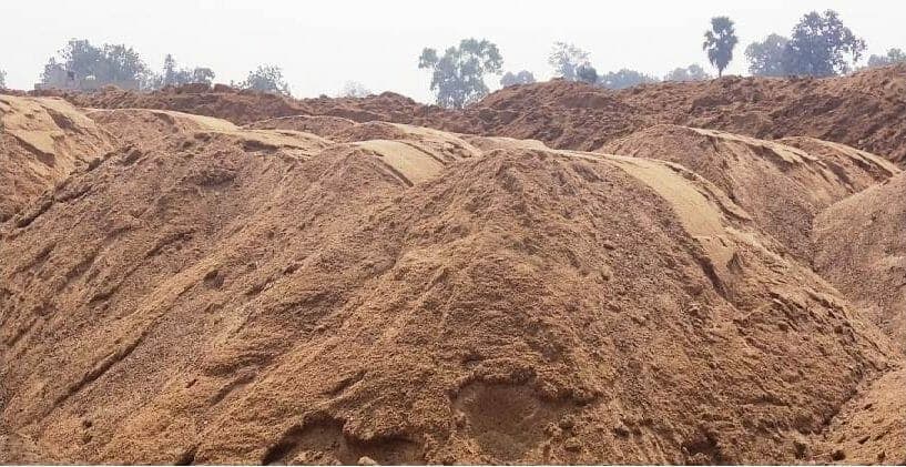 पाबंदी के बाद भी धड़ल्ले से चल रहा रेत उत्खनन कार्य, क्या नेताओं की है मिलीभगत? जानें पूरा मामला