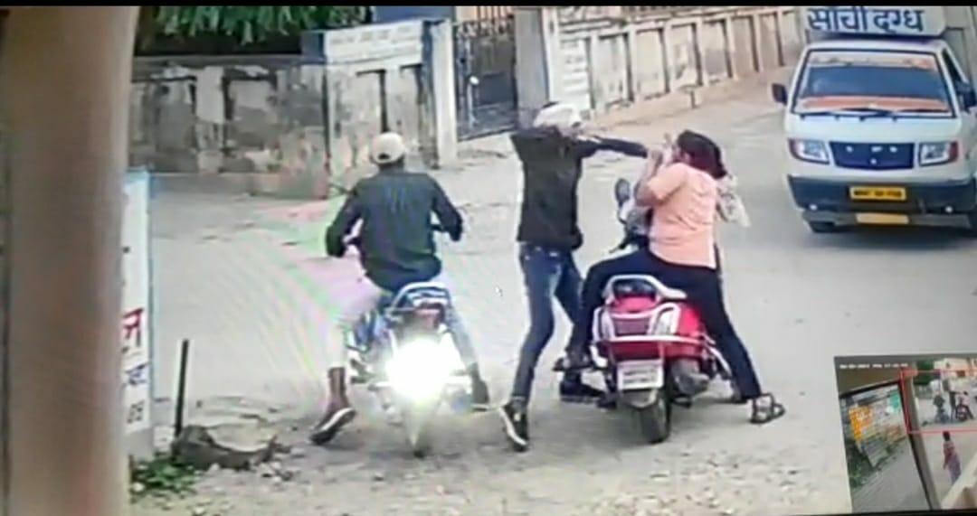 ग्वालियर में बदमाशों के हौसले बुलंद, दिनदहाड़े कट्टा अड़ाकर लूटी महिला की चेन