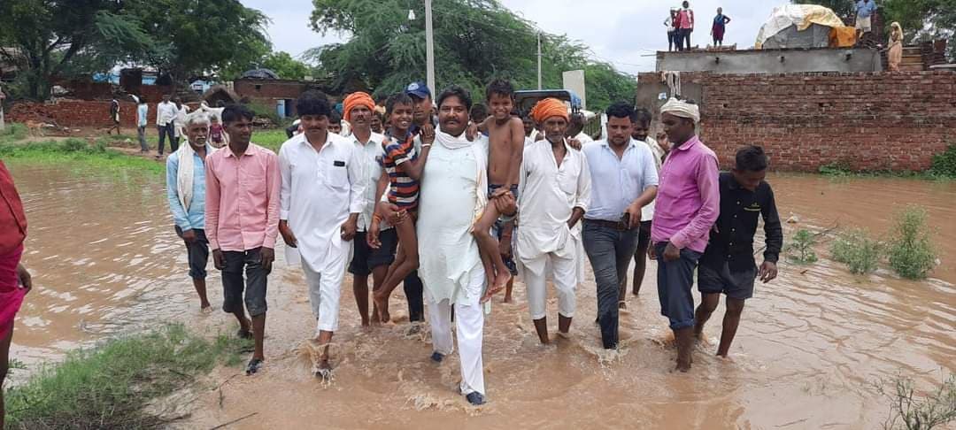 दिमनी में बाढ़ पीड़ितों से मिलने पहुंचे पूर्व मंत्री गिर्राज दंडोतिया, बाढ़ग्रस्त इलाकों का लिया जायजा