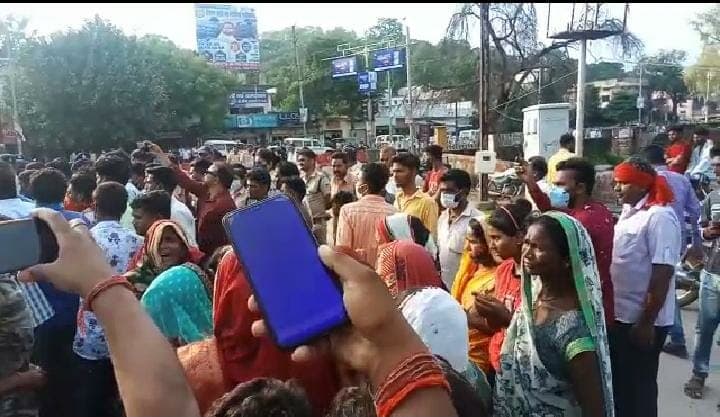 Chhatarpur News : कैदी की इलाज के दौरान मौत, परिजनों ने किया रोड पर हंगामा
