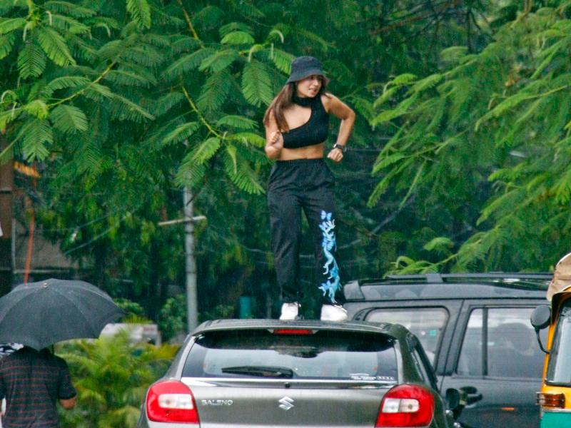 Indore News: ट्रैफिक सिग्नल पर लड़की को डांस करना पड़ा भारी, गृह मंत्री ने दिए कार्रवाई के निर्देश