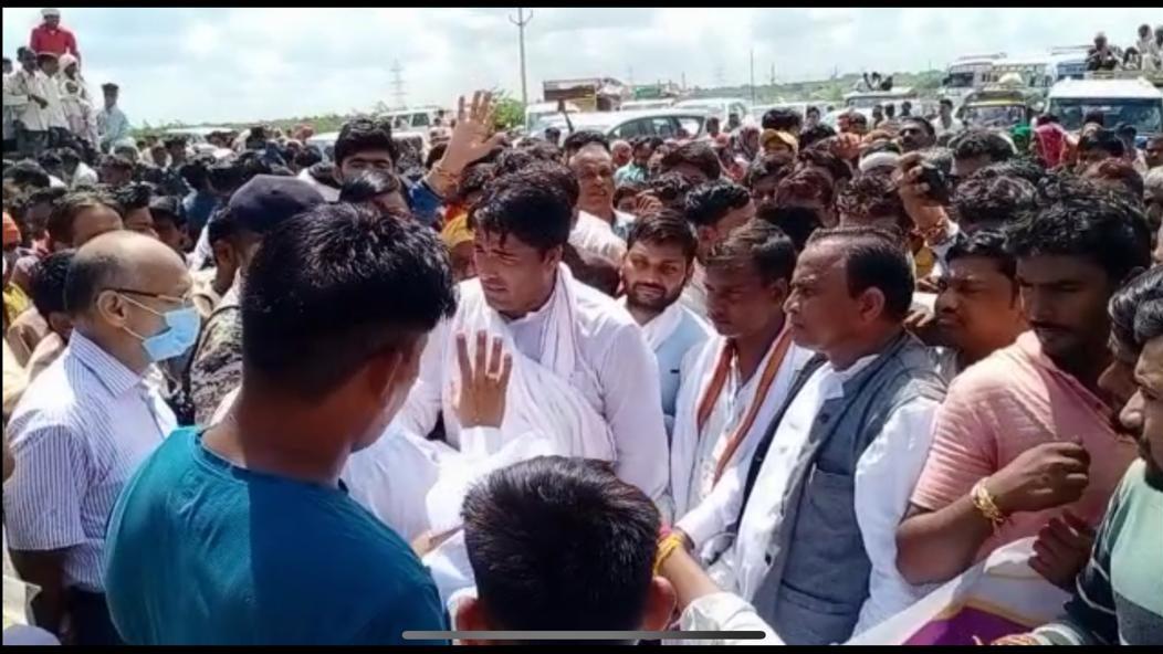 Dabra News : बाढ़ पीड़ितों का चक्का जाम, सर्वे कार्य में लापरवाही का लगाया आरोप