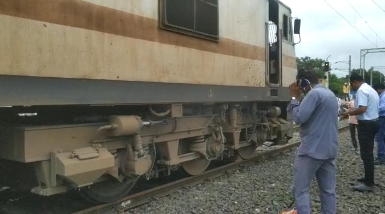 Betul News : दक्षिण एक्सप्रेस ट्रेन के इंजन में लगी आग, मचा हड़कंप