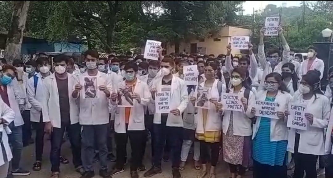 मेडिकल स्टूडेंट्स पर हुए जानलेवा हमले का विरोध,ABVP ने किया डीन ऑफिस का घेराव