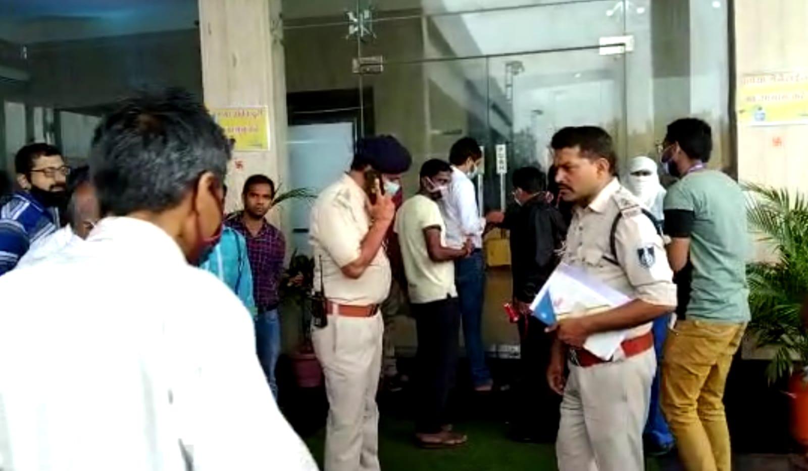 Indore news : होटल प्रबंधन की बड़ी लापरवाही, ठहरने वालों की जानकारी ना रखने पर होटल सील