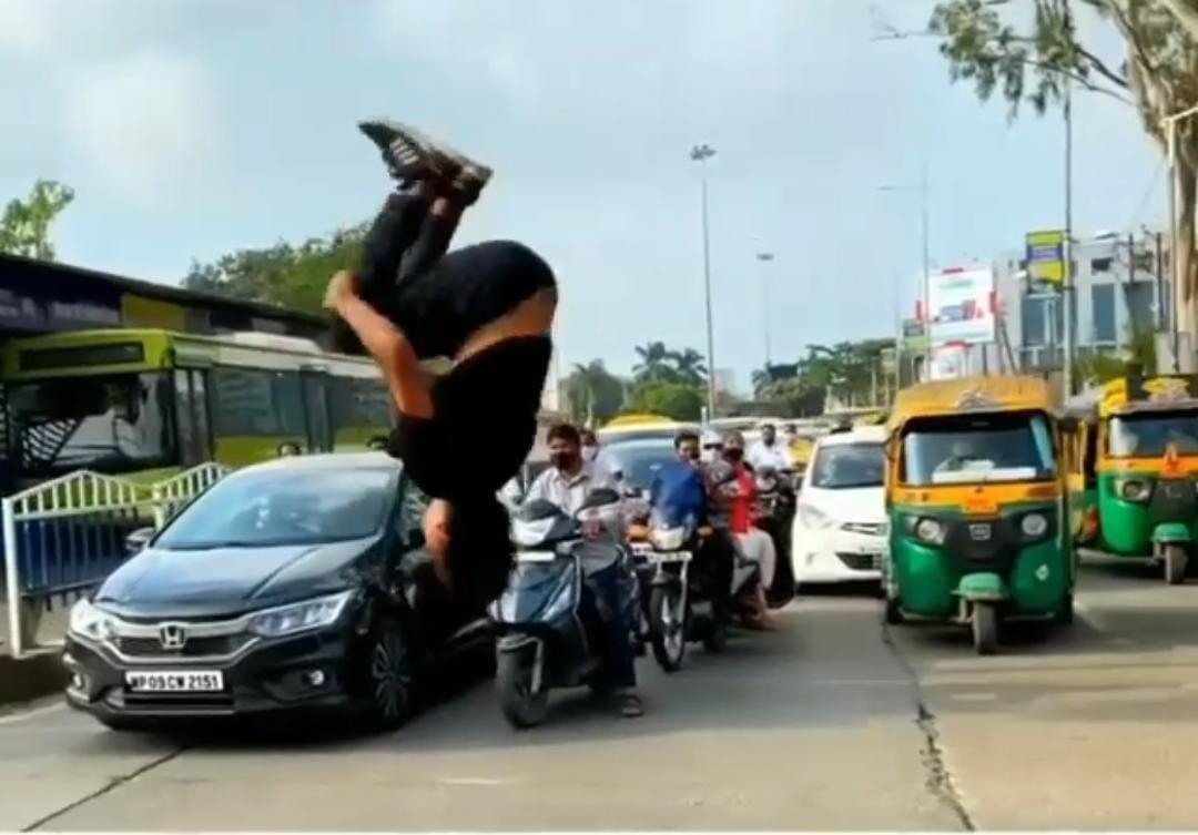 इंदौर के रसोमा चौराहे पर अब युवक का स्टंट करते हुए वीडियो वायरल, फिर उठे सवाल