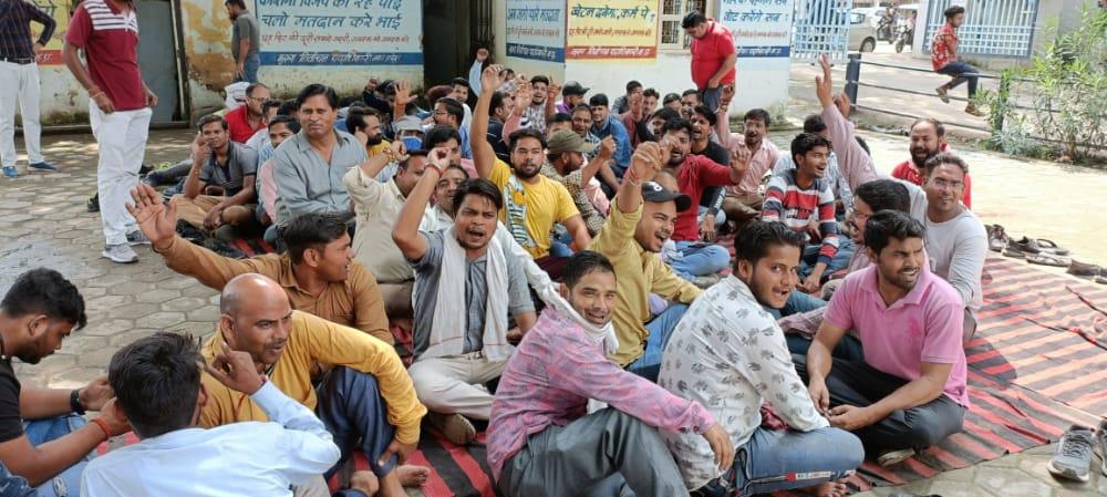 मप्र बिजली आउटसोर्स कर्मचारी हड़ताल जारी, अपनी मांगों को लेकर मुरैना में कलेक्टर को सौंपा ज्ञापन