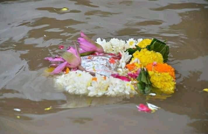 Dewas News: पानी मे 3 बार तैरी साढ़े 7 किलो वजनी भगवान नृसिंह की मूर्ति, चमत्कार देखने उमड़े लोग