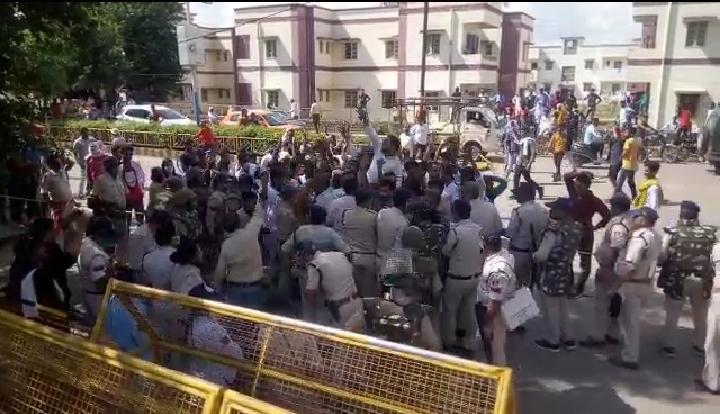 Satna News : महंगाई और बेरोजगारी को लेकर NSUI का प्रदर्शन, पुलिस और कार्यकर्ताओं में हुई झड़प