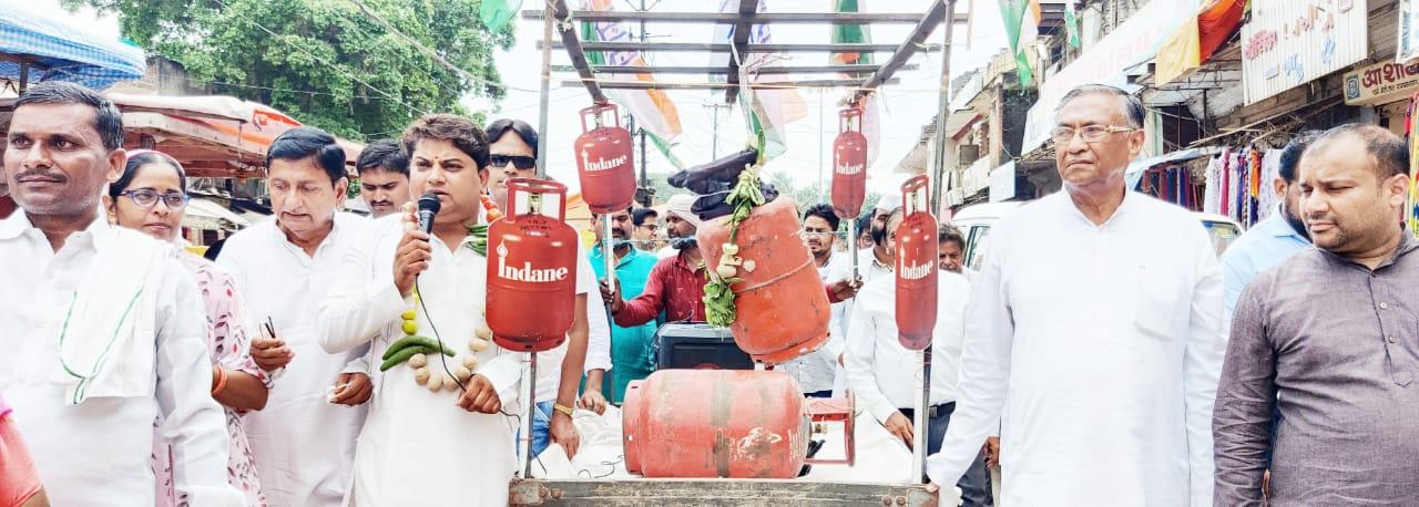 Morena News: रसोई गैस के बढ़ते दामों को लेकर कांग्रेस का प्रदर्शन, गैस सिलेंडर की निकाली अर्थी
