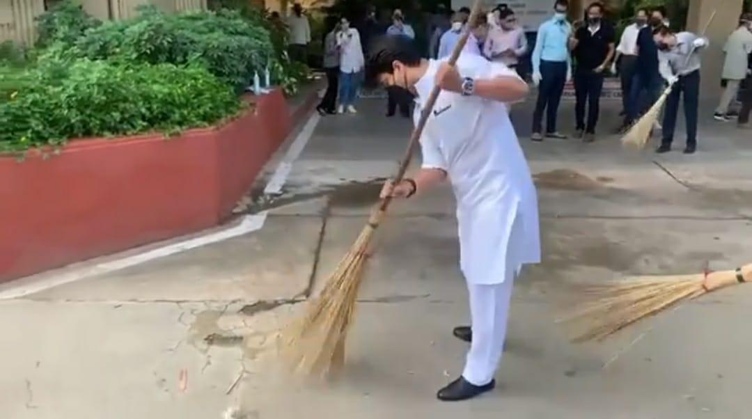 सिंधिया ने हाथ में उठाई झाड़ू, मंत्रालय परिसर में की सफाई, डस्टपैड से उठाया कचरा