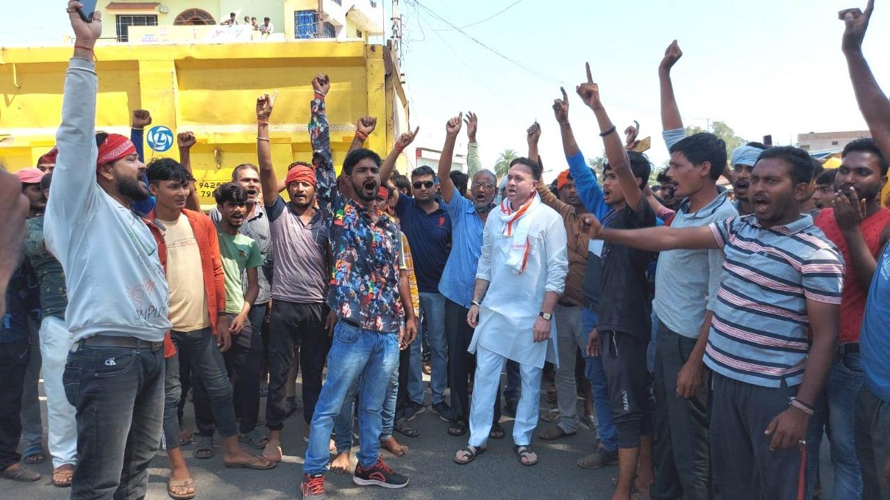 Balaghat News : यूनियनों और ट्रांसपोर्ट एशोसिएशन ने किया गर्रा टोल का विरोध, घंटो तक रहा चक्काजाम