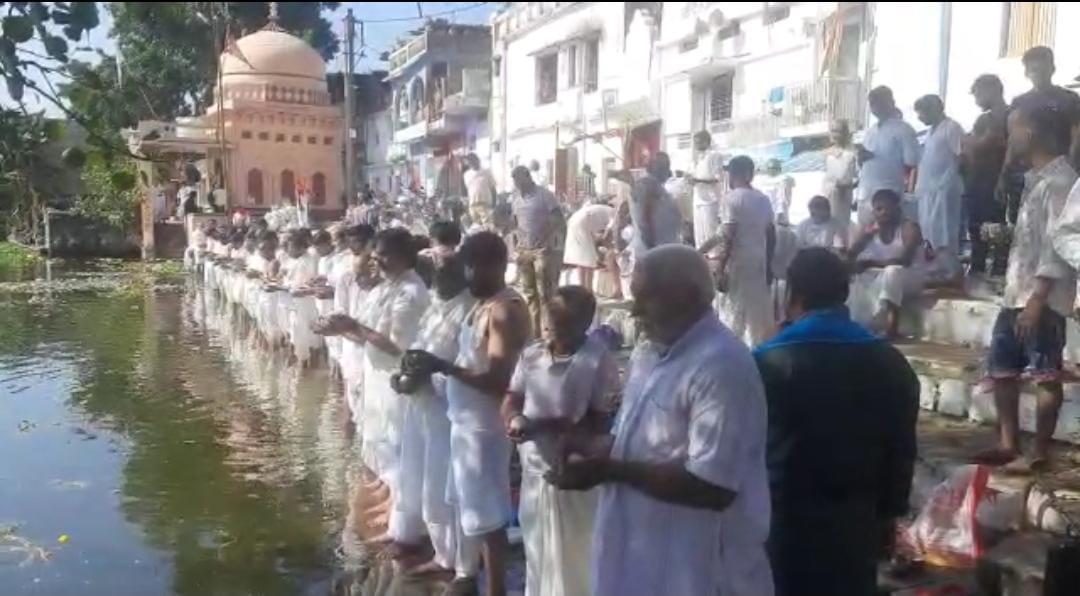पितृ मोक्ष अमावस्या पर दमोह में अनूठा पिंडदान, शामिल हुए बड़ी संख्या में लोग