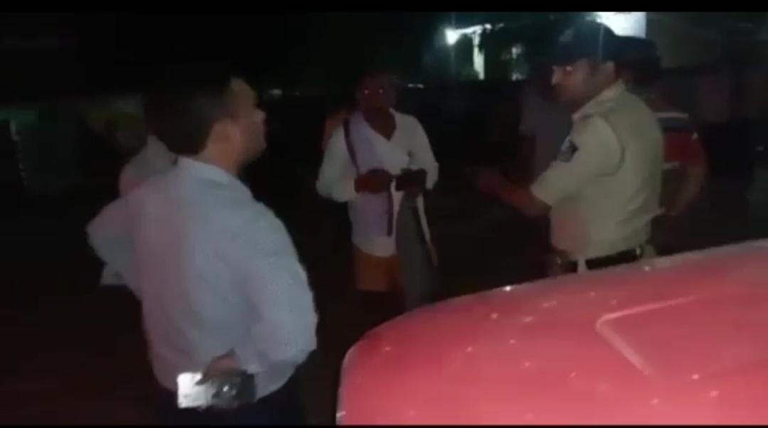 IAS ने उतरवाये ग्रामीण के बीच बाजार कपड़े, कार मे टक्कर लगने की दी सज़ा, वीडियो हुआ वायरल