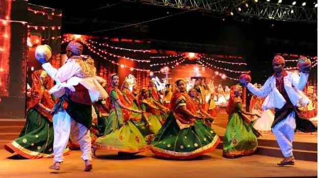 Navratri 2021 : आखिर नवरात्रि में क्यों खेलते हैं गरबा, जानिए इसके पीछे की कहानी और महत्व
