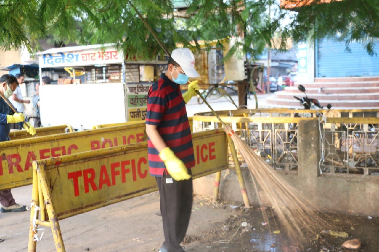 शहर को साफ करने फावड़ा और झाड़ू लेकर सड़कों पर निकले होशंगाबाद कलेक्टर, चौराहों से हटाया कचरा