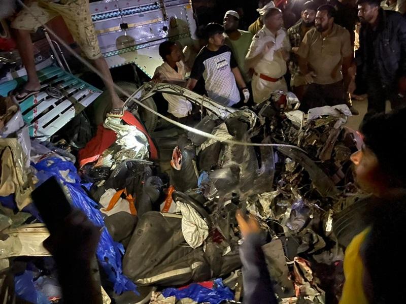 भीषण सड़क हादसा : आपस में टकराए 8 बड़े वाहन, 4 युवकों की मौत