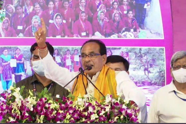 स्व-सहायता समूहों को बड़ी सौगात, सीएम शिवराज बोले- “जो मुनाफा होगा, खाते में जाएगा”