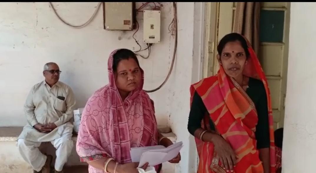 सहारा से हमारा पैसा वापस दिलवाइए कलेक्टर साहब, गरीब परिवार ने लगाई गुहार