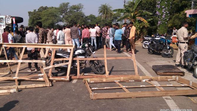 Ratlam News: ट्रक पलटने से 35 गोवंश की मौत, तस्करी का मामला
