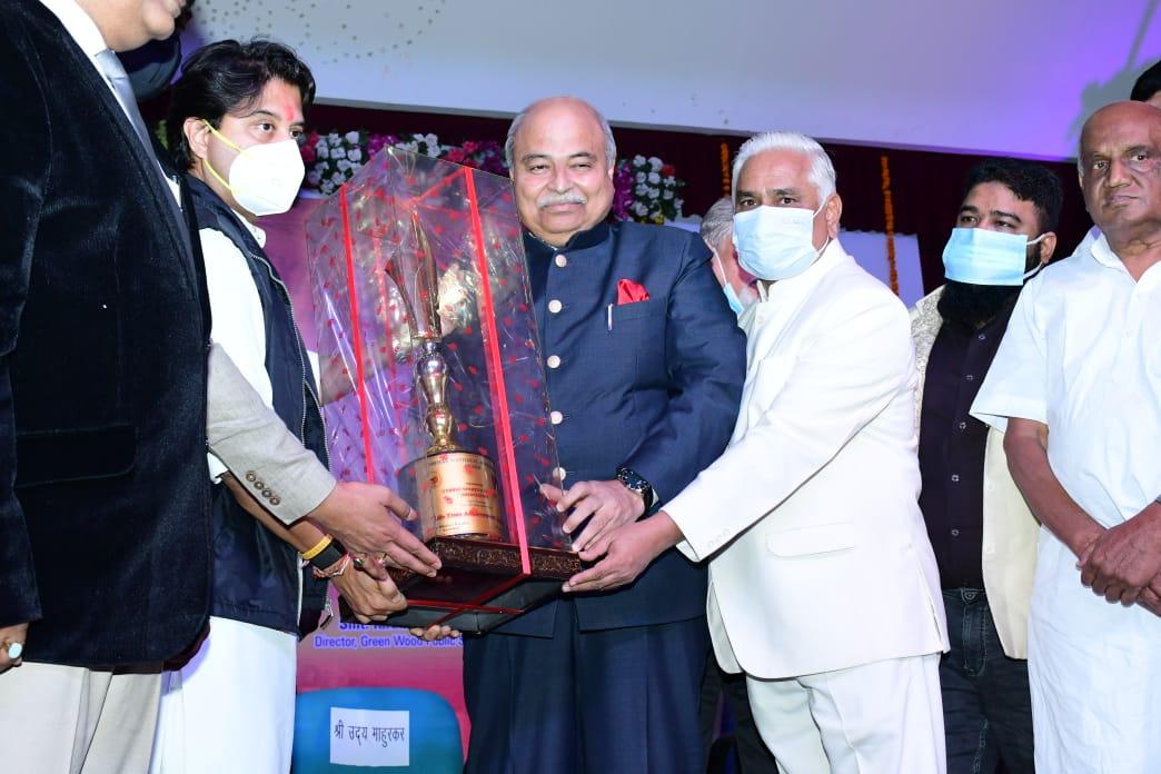 सूचना आयुक्त उदय माहुरकर को लाइफ टाइम अचीवमेंट अवार्ड, बोले सिंधिया – प्रजातंत्र में पत्रकार सही राह दिखाते हैं