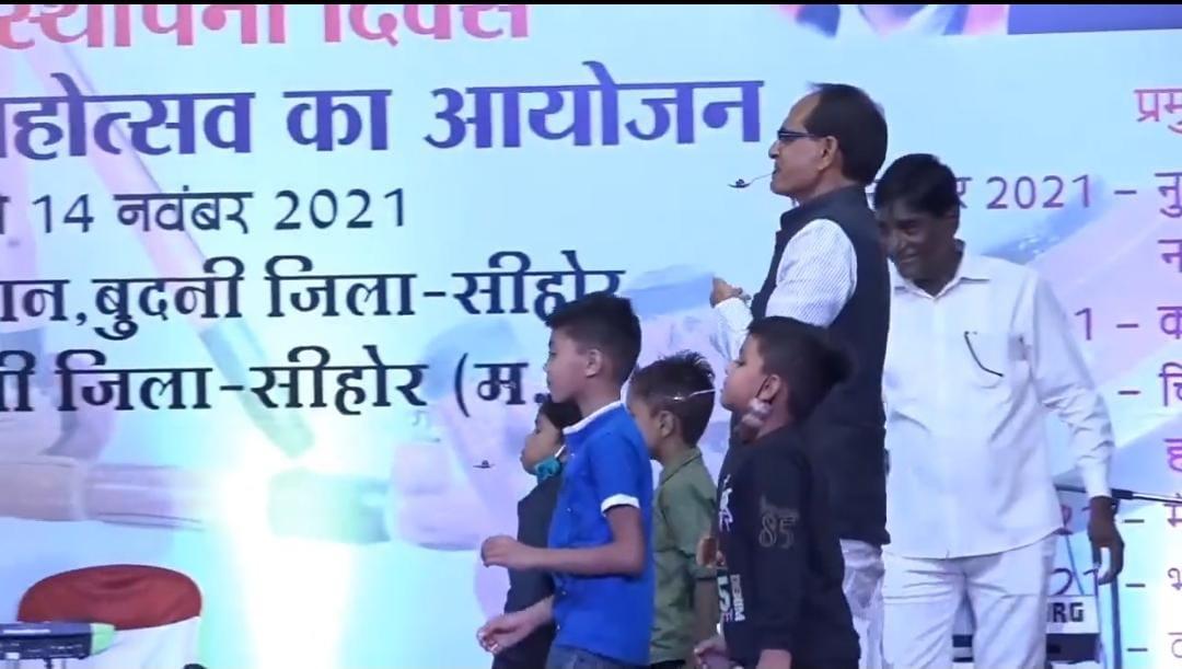 और जब बच्चों ने हराया मुख्यमंत्री शिवराज को, देखिए वीडियो