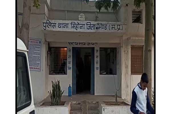 एमपी यूपी बार्डर पर चैकिंग के दौरान मिहोना पुलिस ने पकड़ा ₹115000 लिए अवैध लोडेड कट्टा धारी बोलेरो चालक