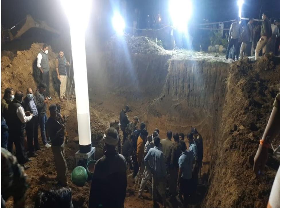 Chhatarpur : दुआओं का असर- बोरबेल से सुरक्षित बाहर आई बच्ची, हालत स्थिर