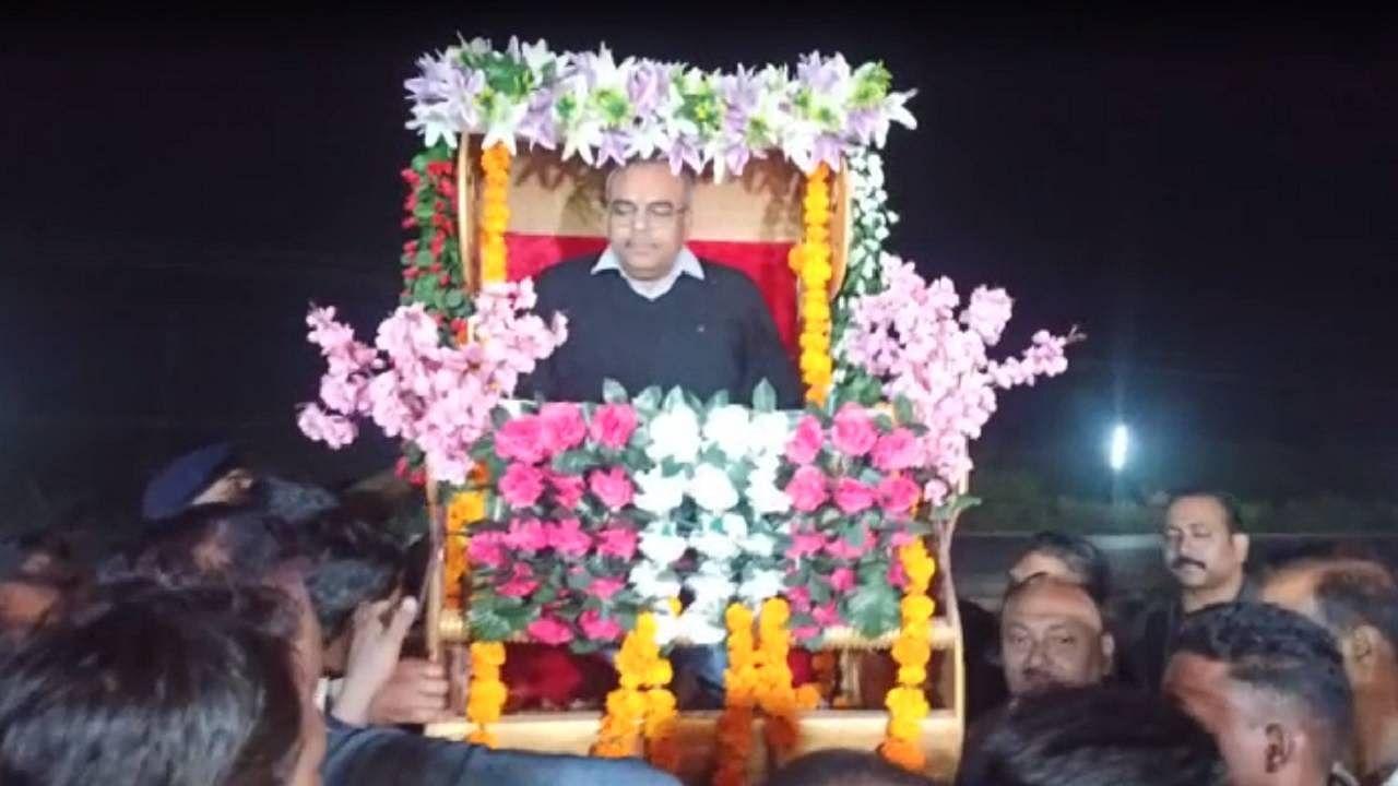 VIDEO VIRAL: भिंड एसपी की डोली में शानदार विदाई, बैंड बाजा, जमकर थिरके पुलिस अधिकारी