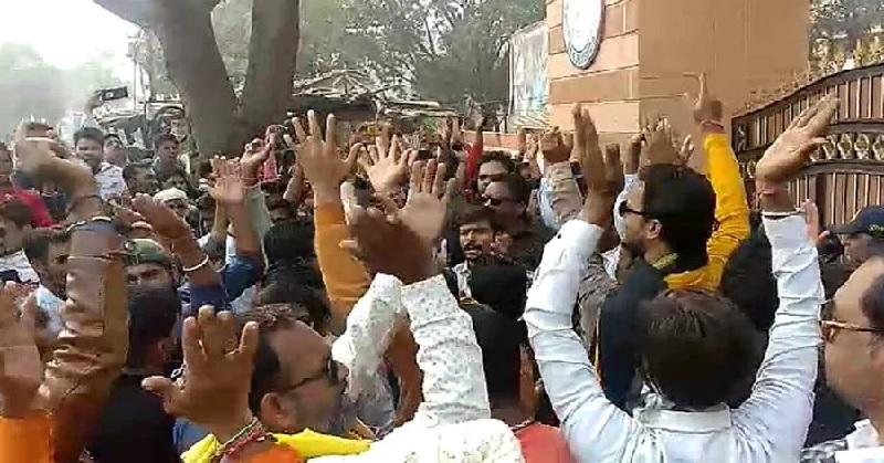 धर्मांतरण का आरोप : मिशनरी स्कूल में जमकर हंगामा..