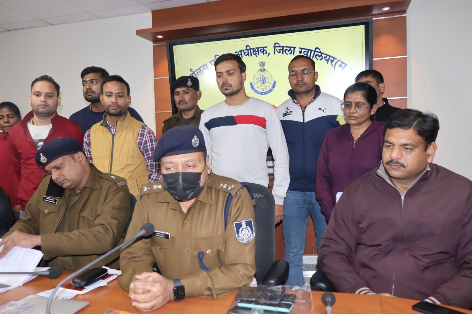 गिरोह का खुलासा, दिखाते थे नौकरी के सपने, भारी मात्रा में नकली पैन कार्ड, आधार कार्ड जब्त 